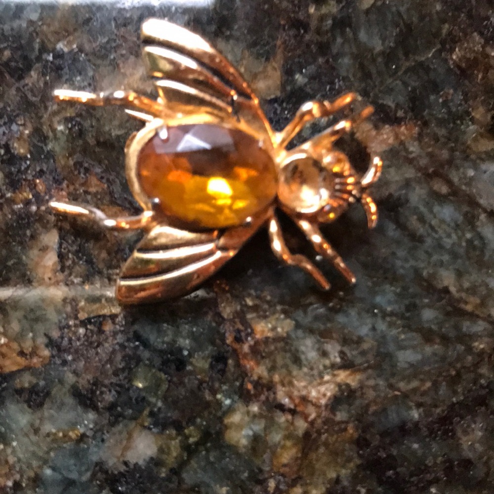 BEE.. pin🌺 - Picture 2 of 3